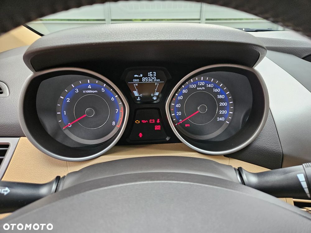 Hyundai Elantra 1.6 Comfort - 12