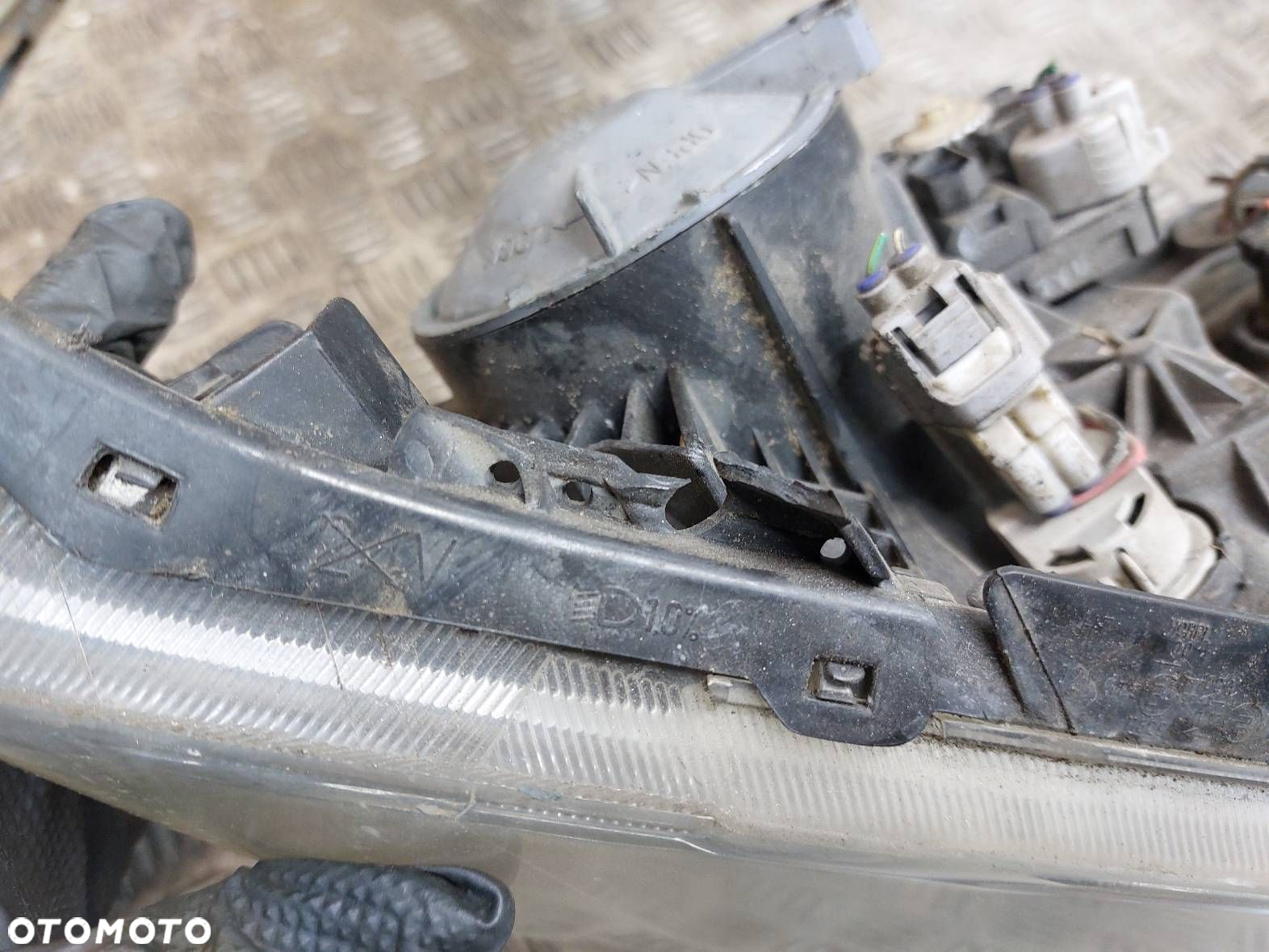 LAMPA PRAWY PRZÓD TOYOTA AVENSIS T25 LIFT EU EUROPA - 4