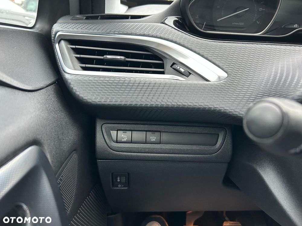 Peugeot 2008 1.2 Pure Tech Allure S&S - 31
