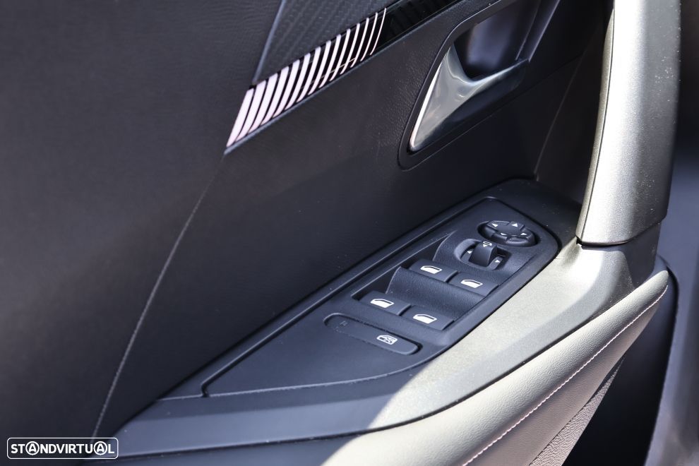 Peugeot 2008 1.2 Hybrid Allure e-DCS6 - 16