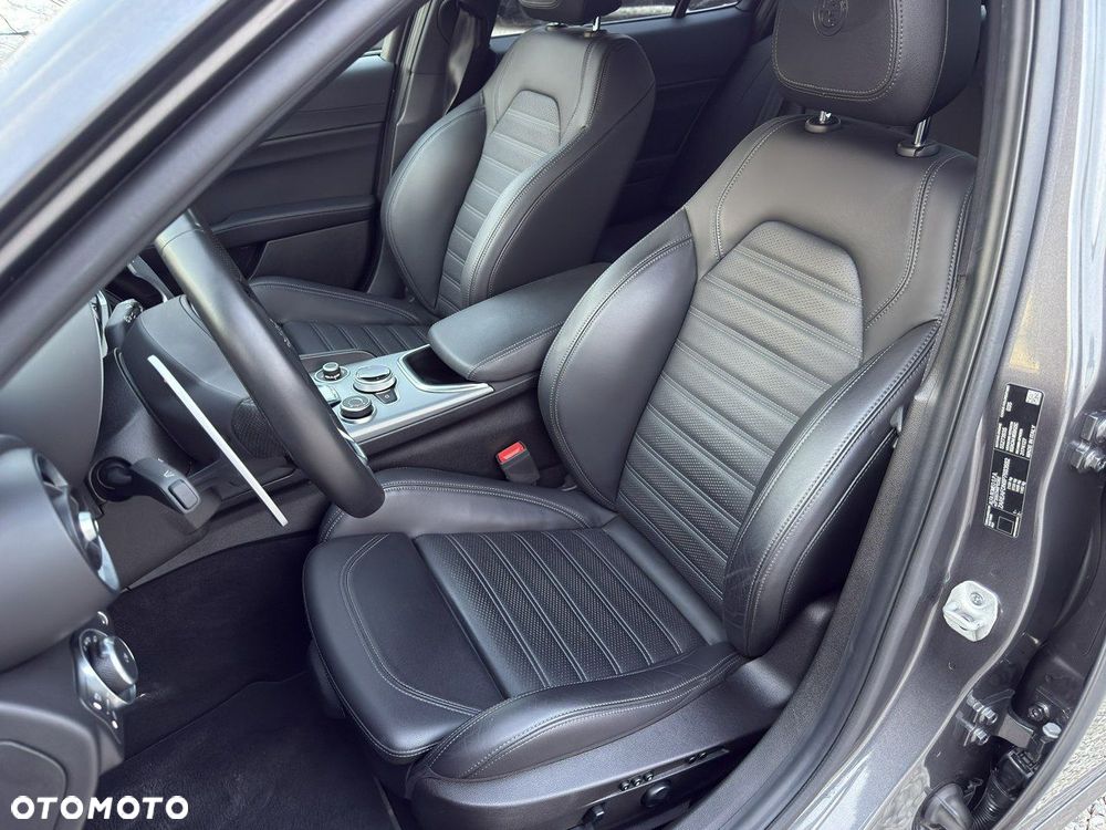 Alfa Romeo Giulia 2.0 Turbo 16V AT8-Q4 Veloce - 16