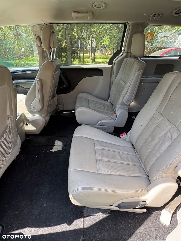 Chrysler Town & Country - 9