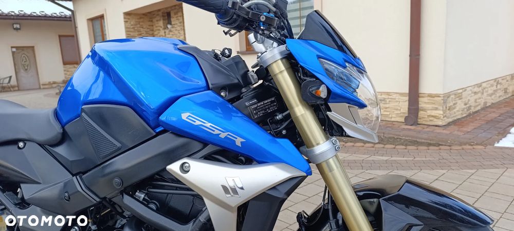 Suzuki GSR - 27