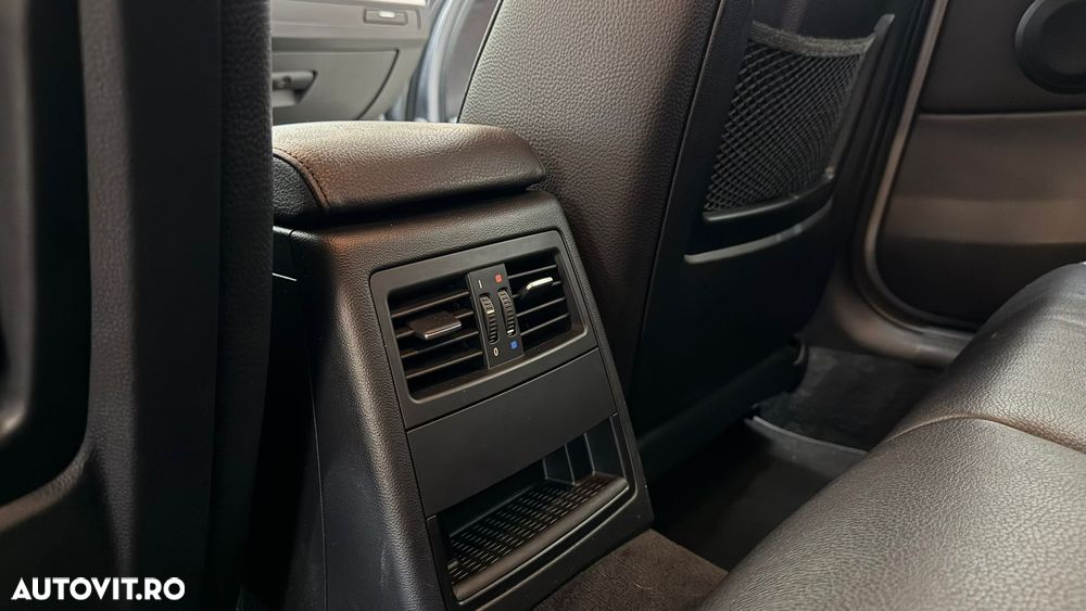 BMW Seria 3 320i Touring Aut. - 25