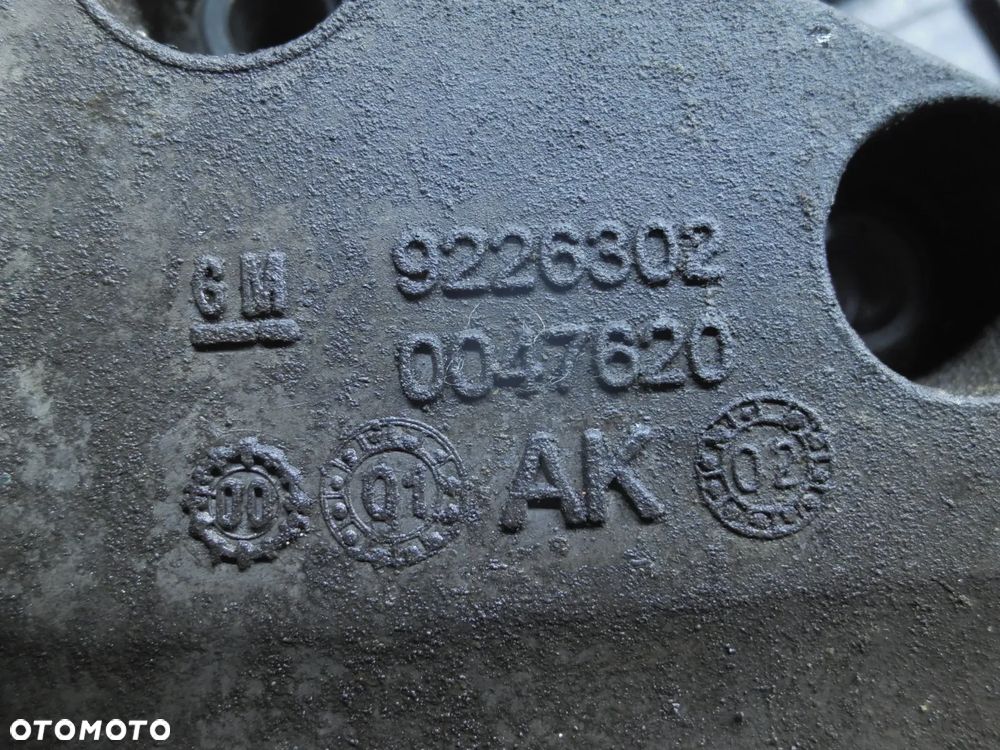 ŁAPA VECTRA C SIGNUM 1.8 ŁAPA WSPORNIK 9226302 POSIADAM 2 SZT - 2