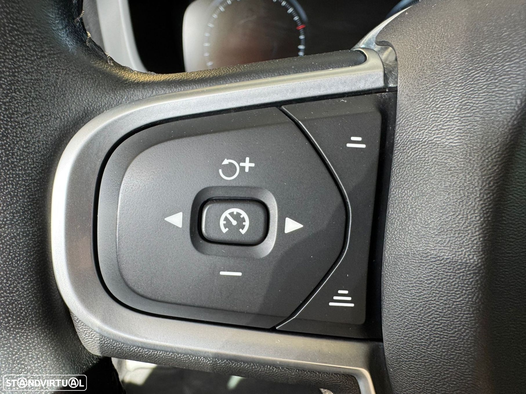 Volvo V60 2.0 B4 Momentum Core Geartronic - 16