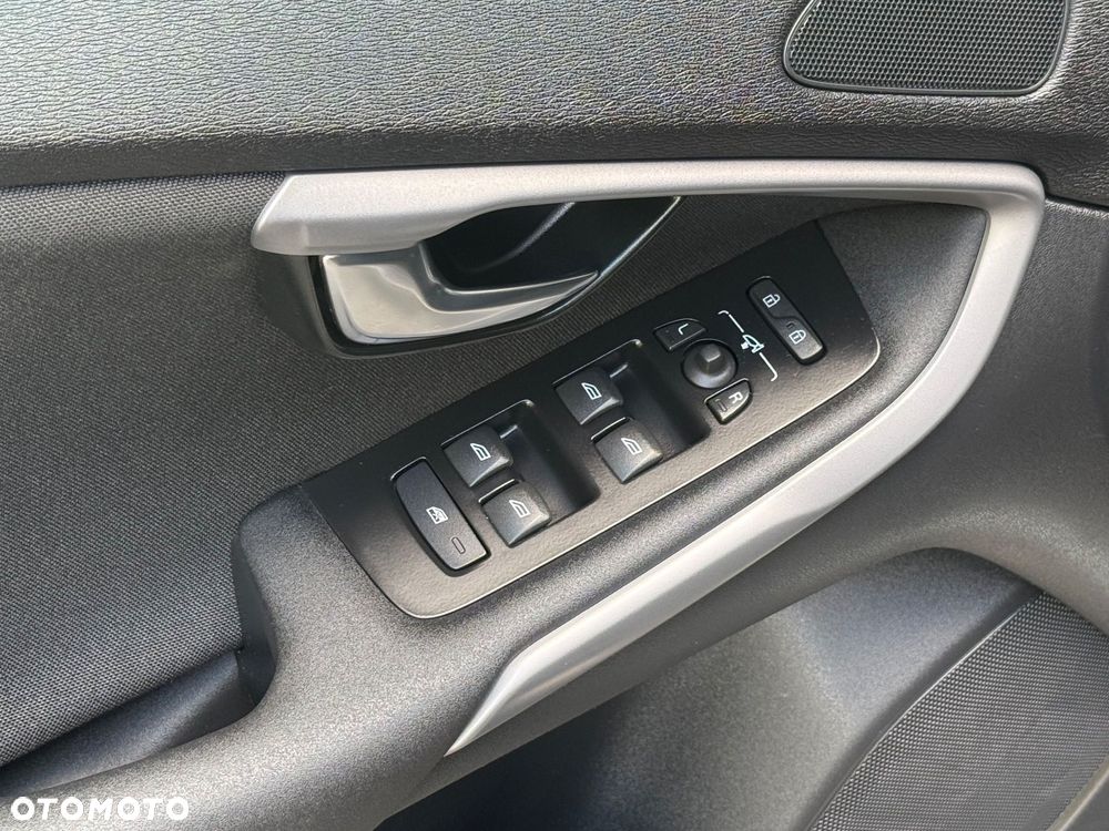 Volvo V40 - 25