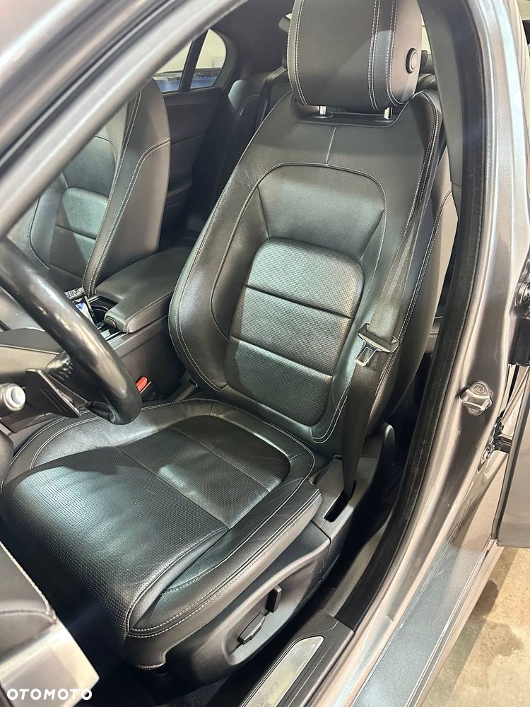 Jaguar XE 2.0 D AWD R-Sport - 11