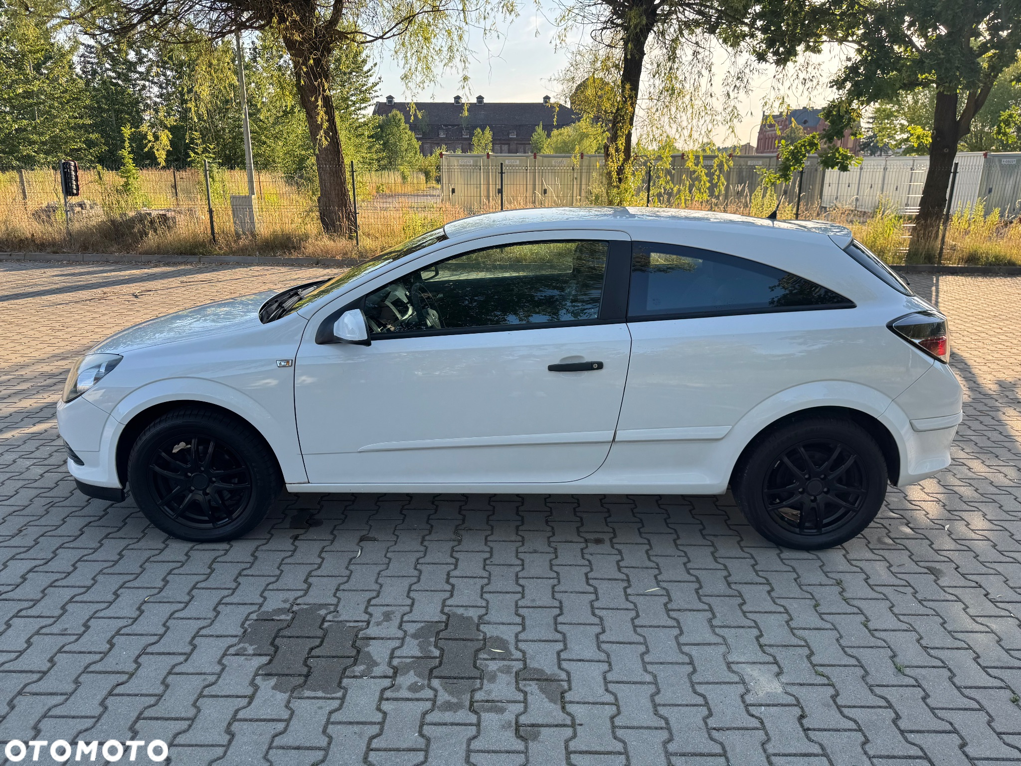 Opel Astra GTC 1.6 Black&White - 8