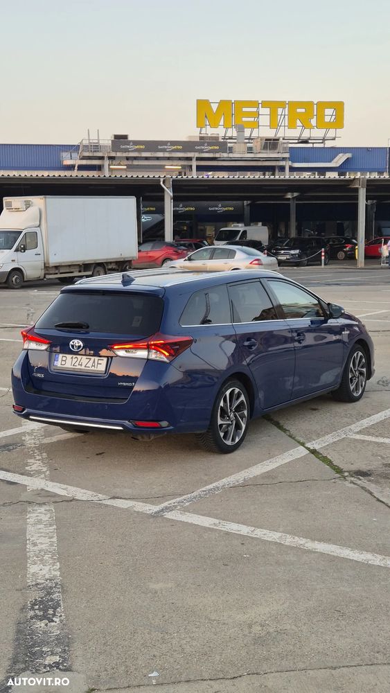 Toyota Auris 1.8 L VVT-i HSD Sol + - 4