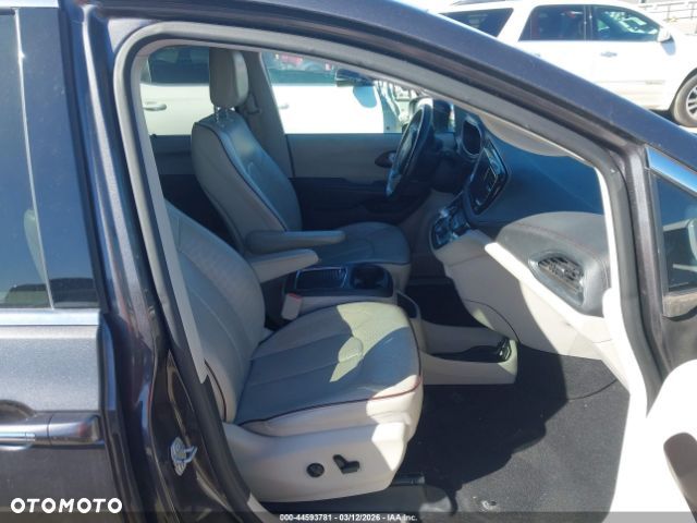 Chrysler Pacifica - 10