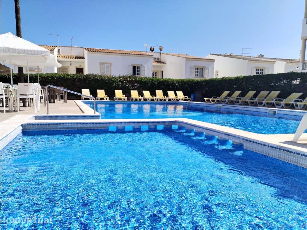 Apartamento T2+1 em condomínio fechado com piscina e campo de ténis... - Grande imagem: 2/42