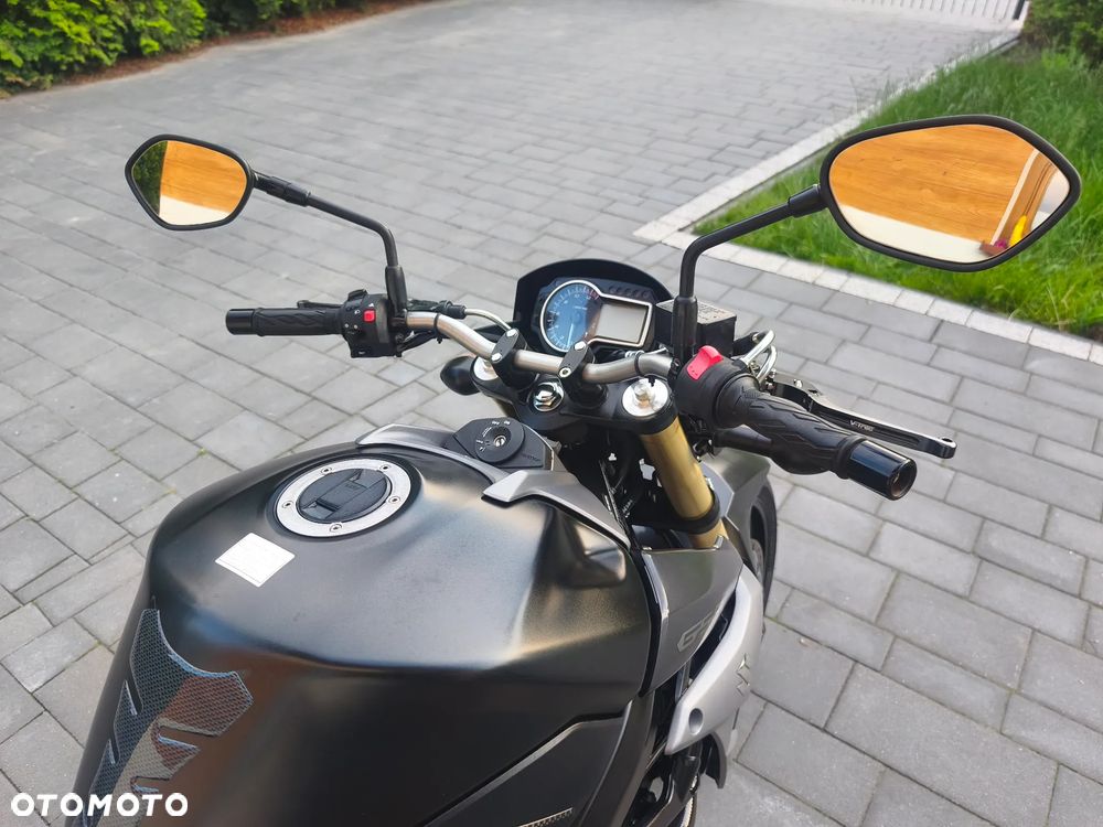 Suzuki GSR - 12
