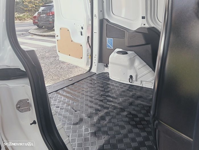 Ford Transit Courier - 25