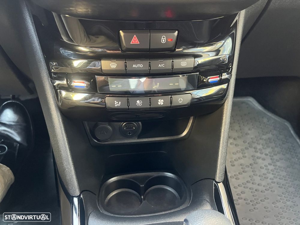 Peugeot 2008 1.2 PureTech Allure EAT6 - 28