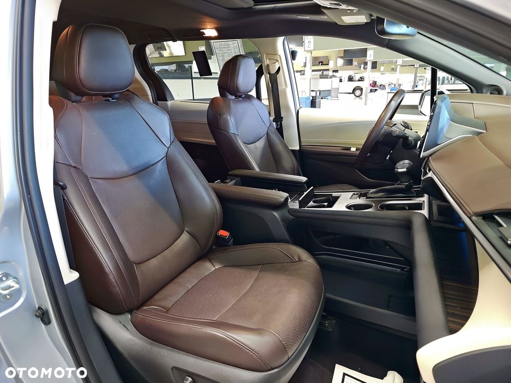 Toyota Sienna - 10