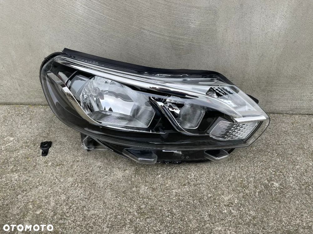 LAMPA PRZEDNIA PRAWA TOYOTA PROACE  2016-- NOWA VARROC - 1