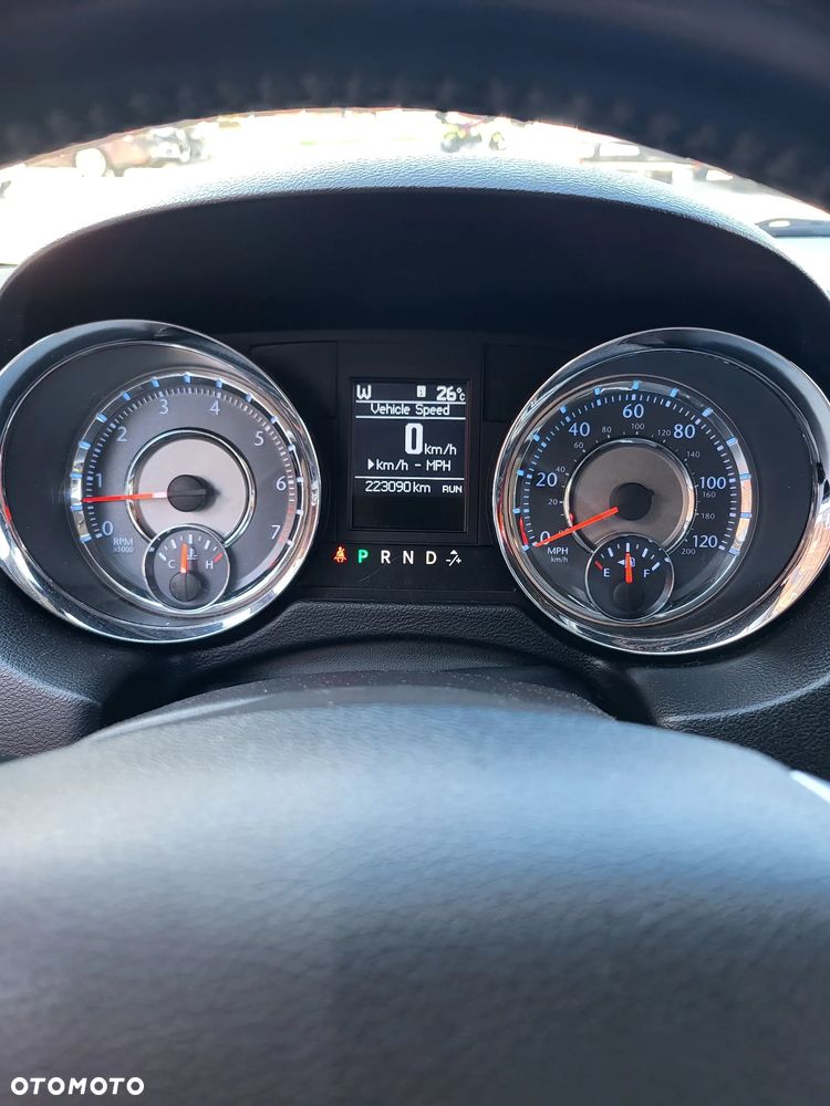 Chrysler Town & Country - 4