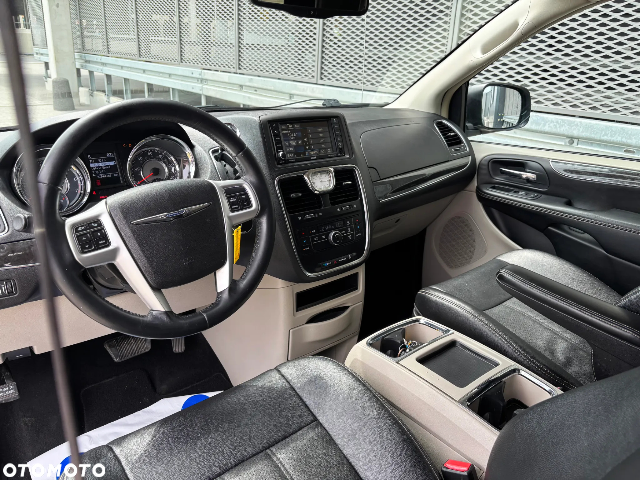 Chrysler Town & Country 3.6 Limited - 15