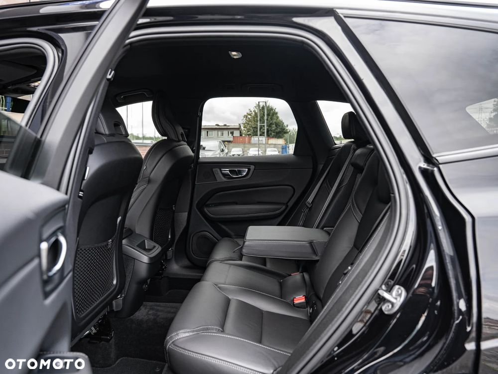 Volvo XC 60 B4 D Plus Dark - 28