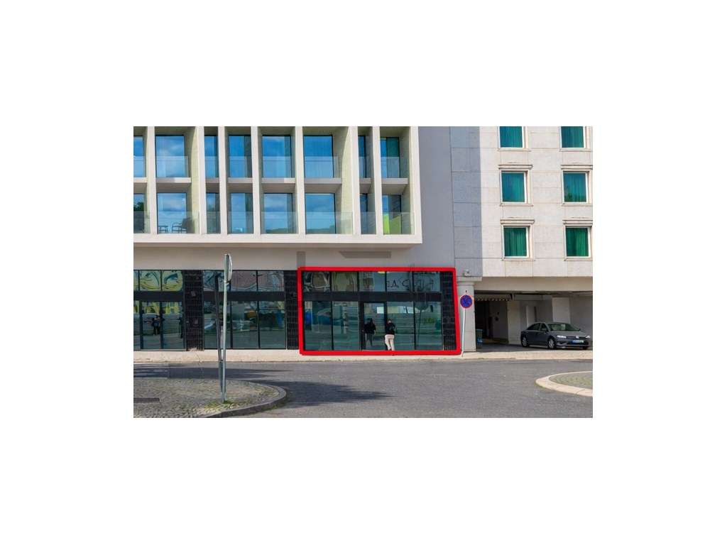 Loja Comercial com 940m2 e Garagem para Arrendamento na Av. 5 de Ou... - Grande imagem: 3/14