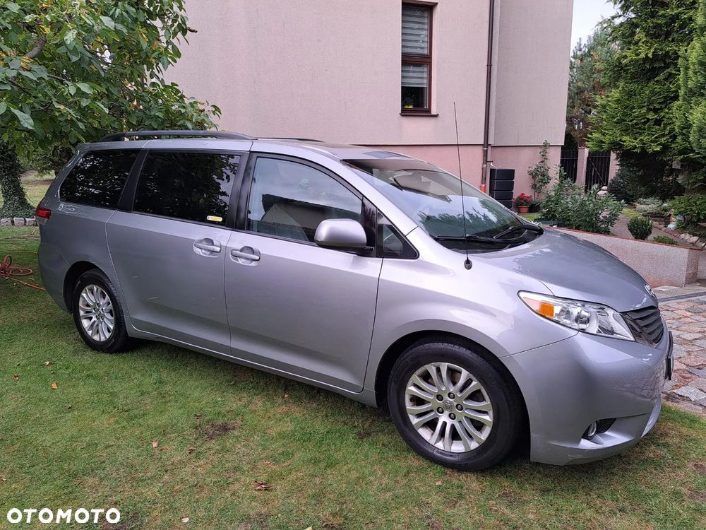 Toyota Sienna - 1