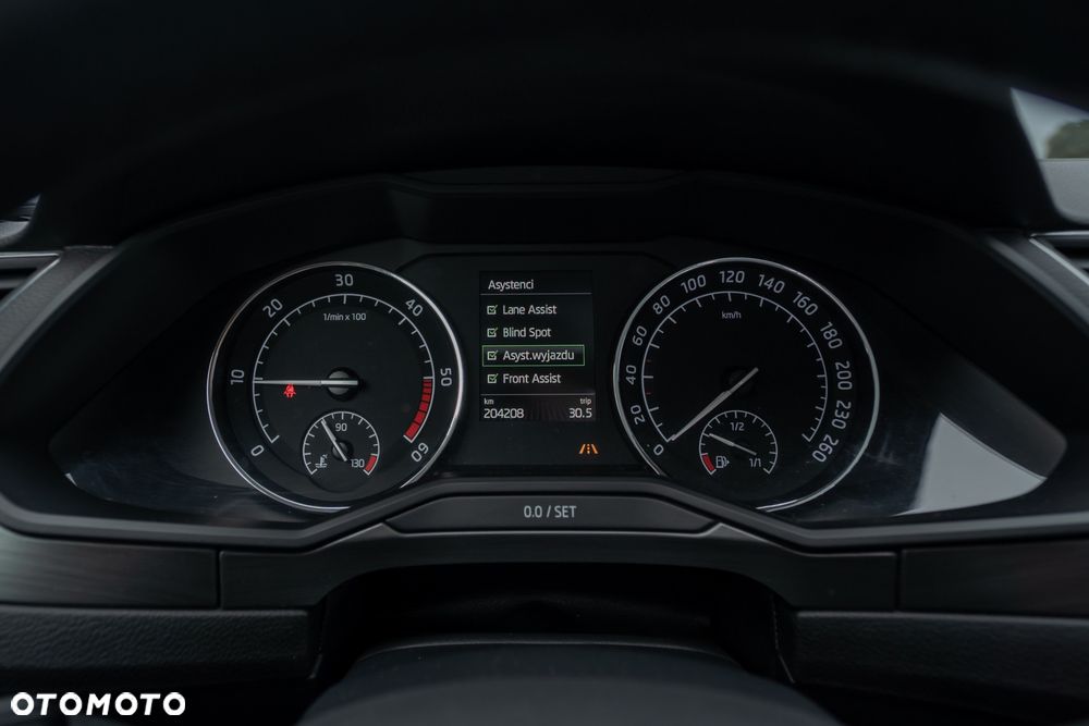 Skoda Superb 2.0 TDI Premium Edition - 38