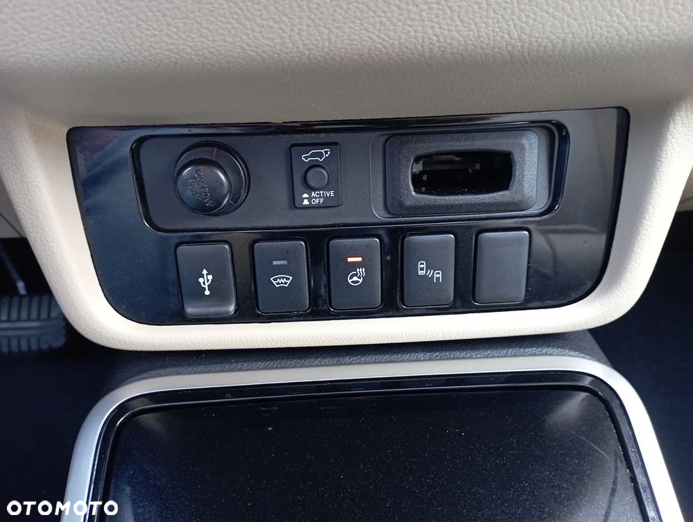 Mitsubishi Outlander 2.0 Intense + Navi 4WD CVT - 24