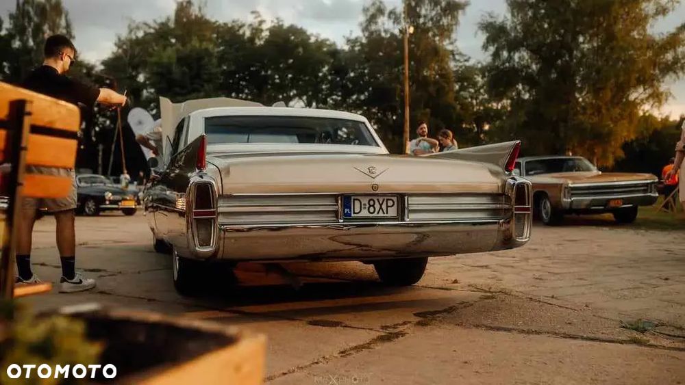 Cadillac Deville - 25