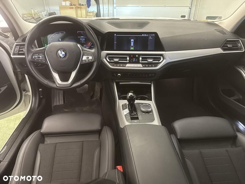 BMW Seria 3 318d MHEV - 22