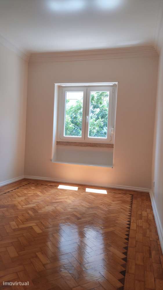 CAMPOLIDE - T3 Renovado com varanda e 2 casa de banho - Grande imagem: 2/16