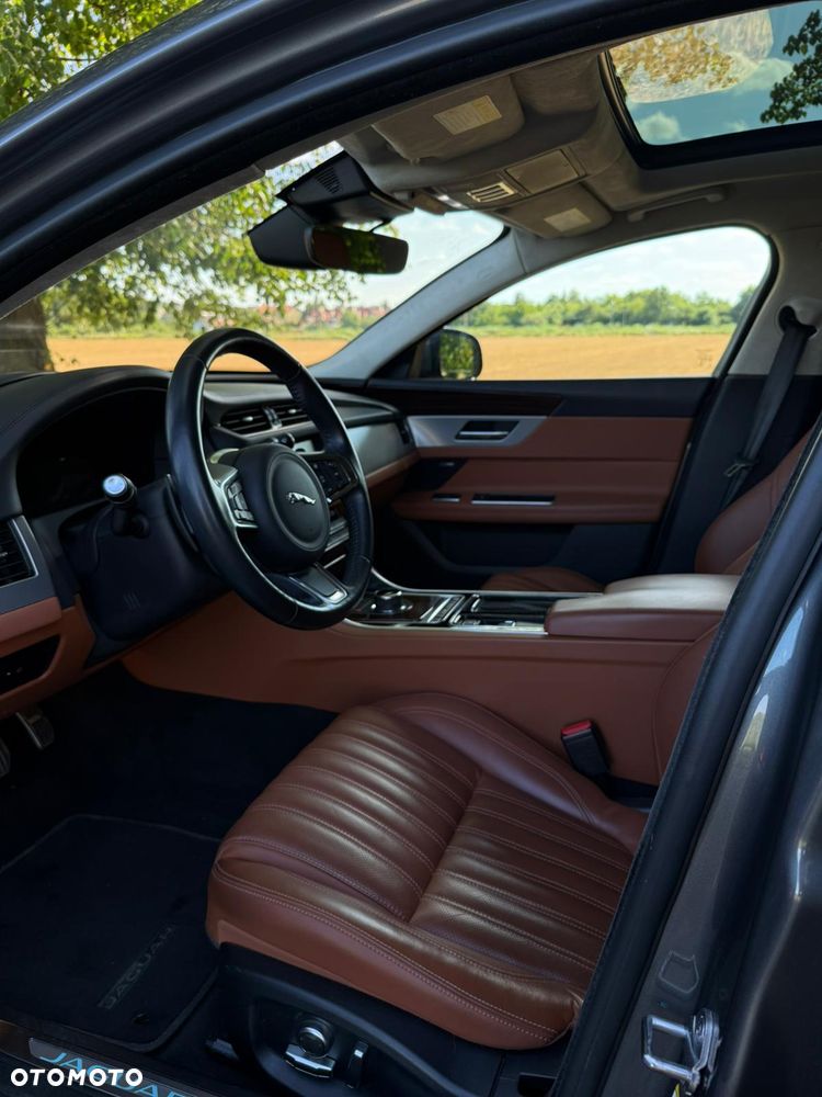 Jaguar XF 20d Prestige - 23