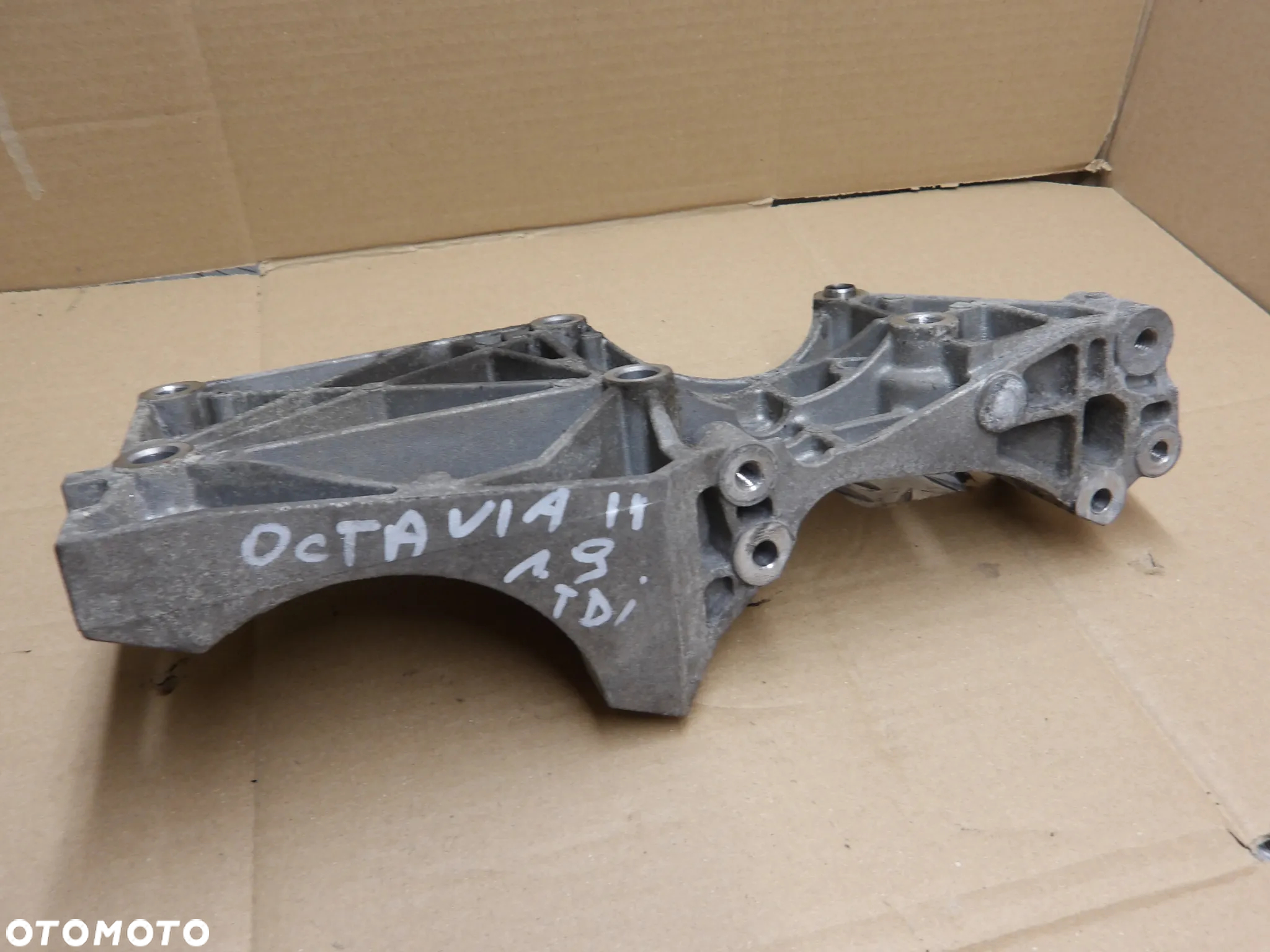 SKODA OCTAVIA II HB 04-08 1.9 TDI ŁAPA ALTERNATORA 038903143 - 3