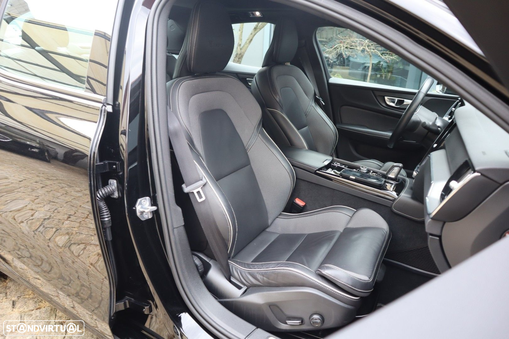 Volvo S60 2.0 T8 PHEV R-Design AWD - 27