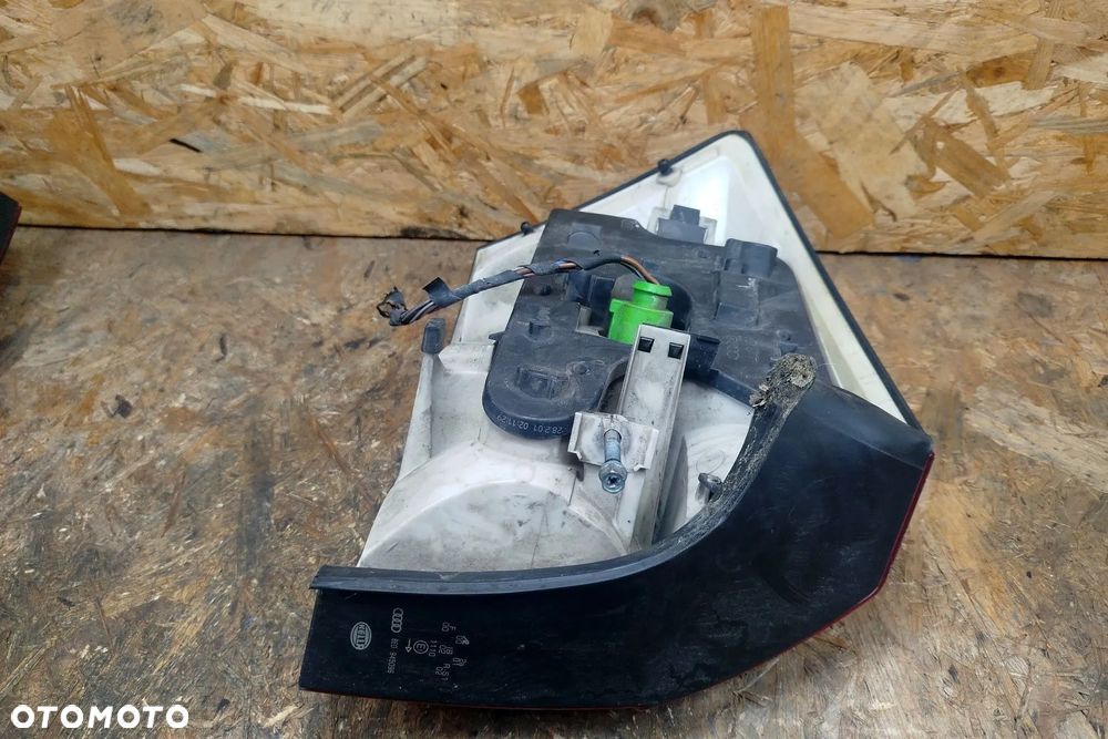 lampa tył tylna prawa kompletne do Audi A4 B6 00- SEDAN - 4