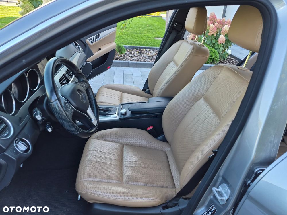 Mercedes-Benz Klasa C 300 CDI BlueEff 4-Matic Avantgarde - 32