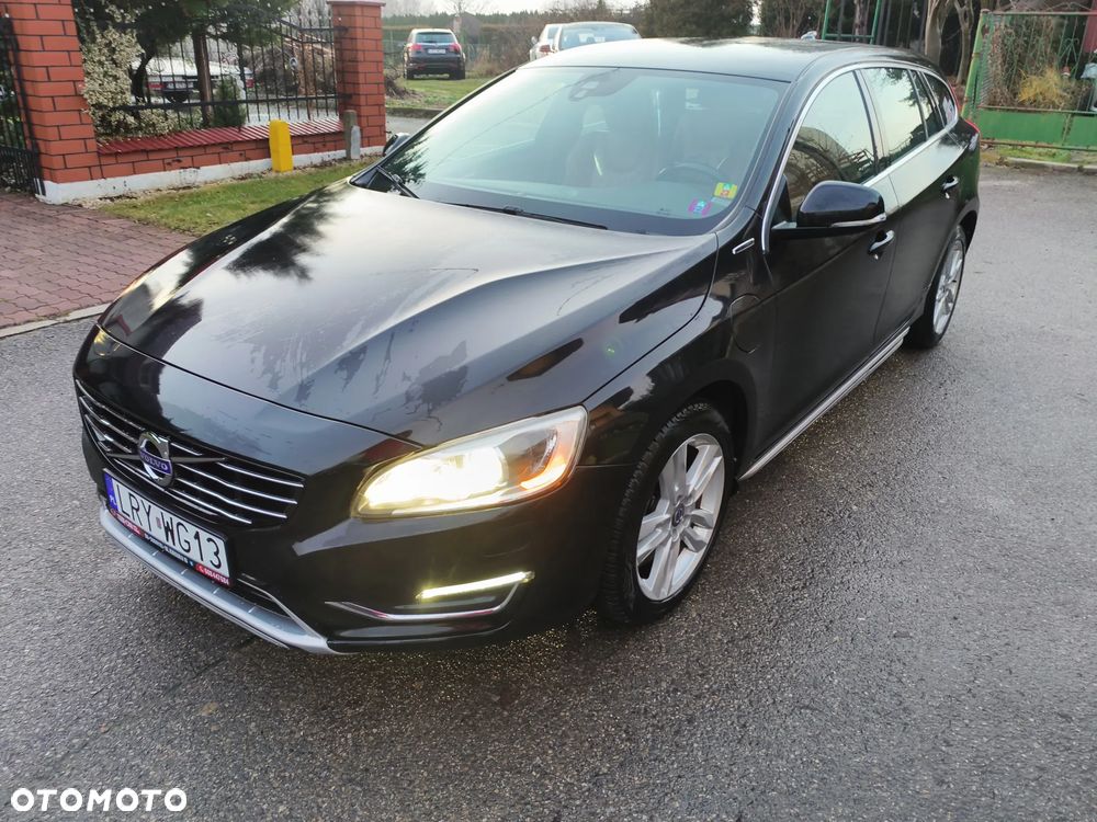 Volvo V60 D6 AWD Plug-in Hybrid R-Design Momentum - 23