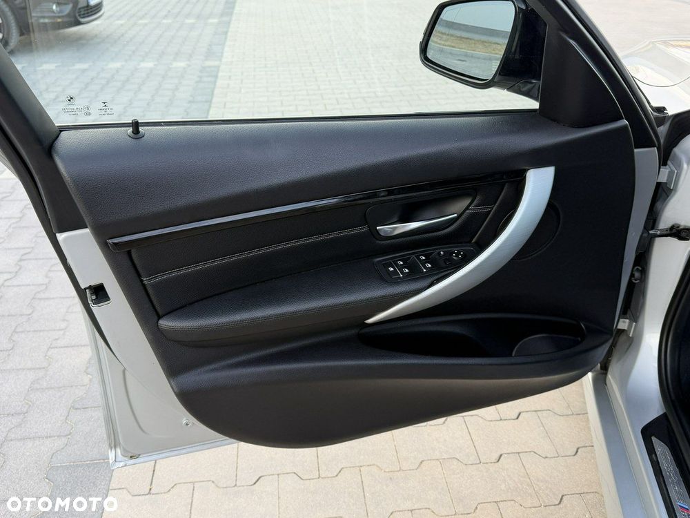 BMW Seria 3 318d M Sport - 17
