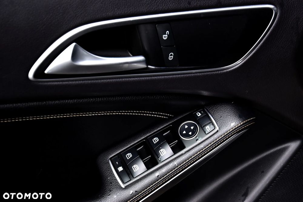 Mercedes-Benz GLA 180 - 23