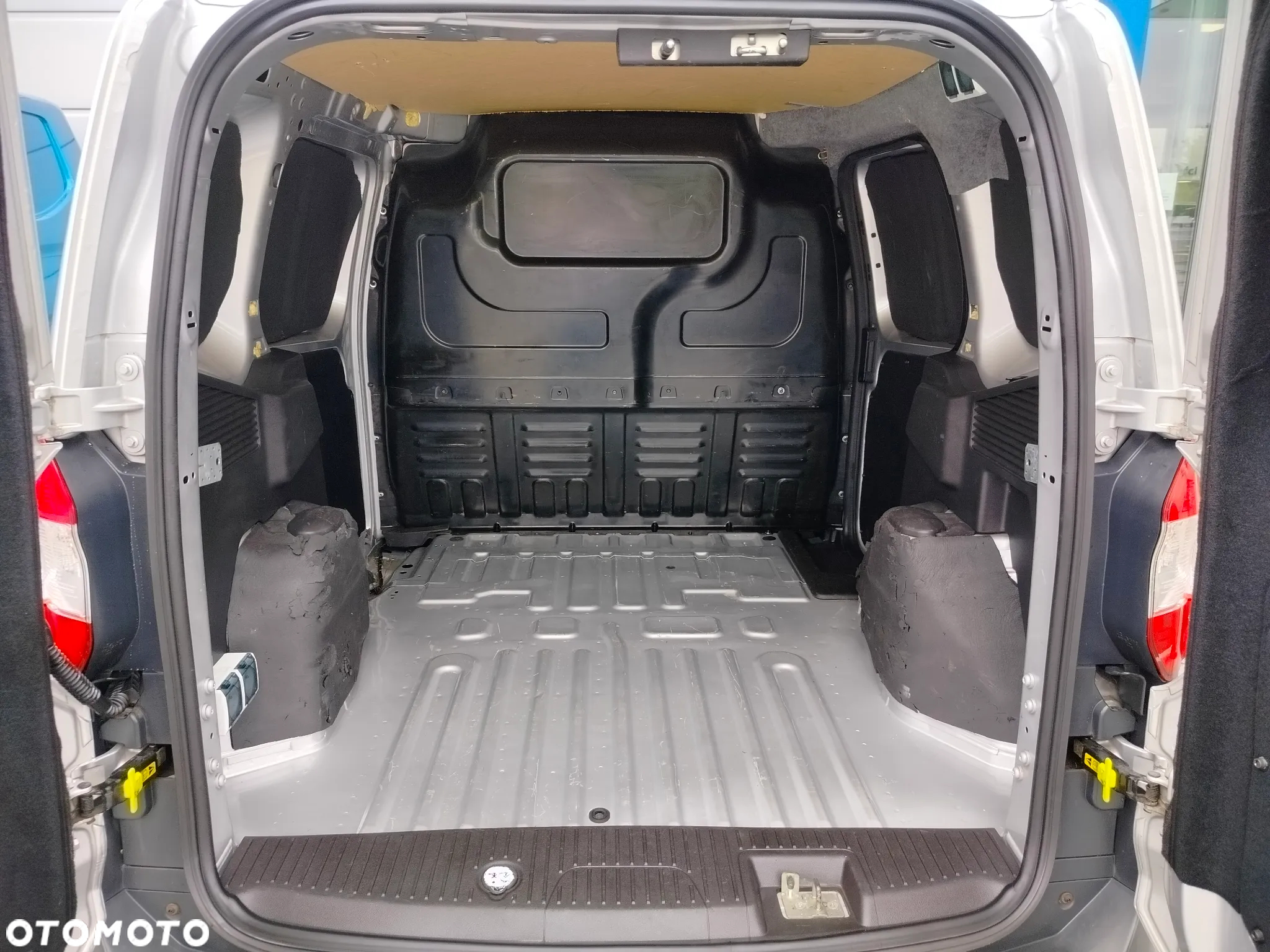 Ford Transit Courier - 21