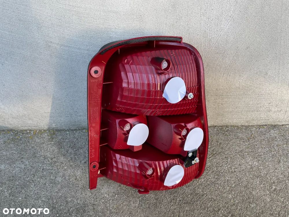 LAMPA TYLNA LEWA KIA CARNIVAL  2002-2005 - NOWA - 2