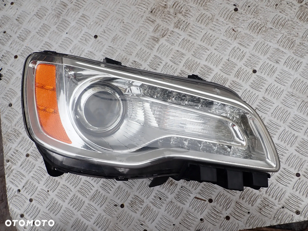 LAMPA PRAWY PRZÓD CHRYSLER 300C