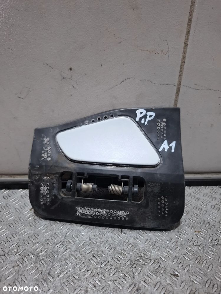 Zaślepka dyszy spryskiwaczy prawy przód w zderzak  Audi A1 2014 rok kolor LS9R nr 8X0807756