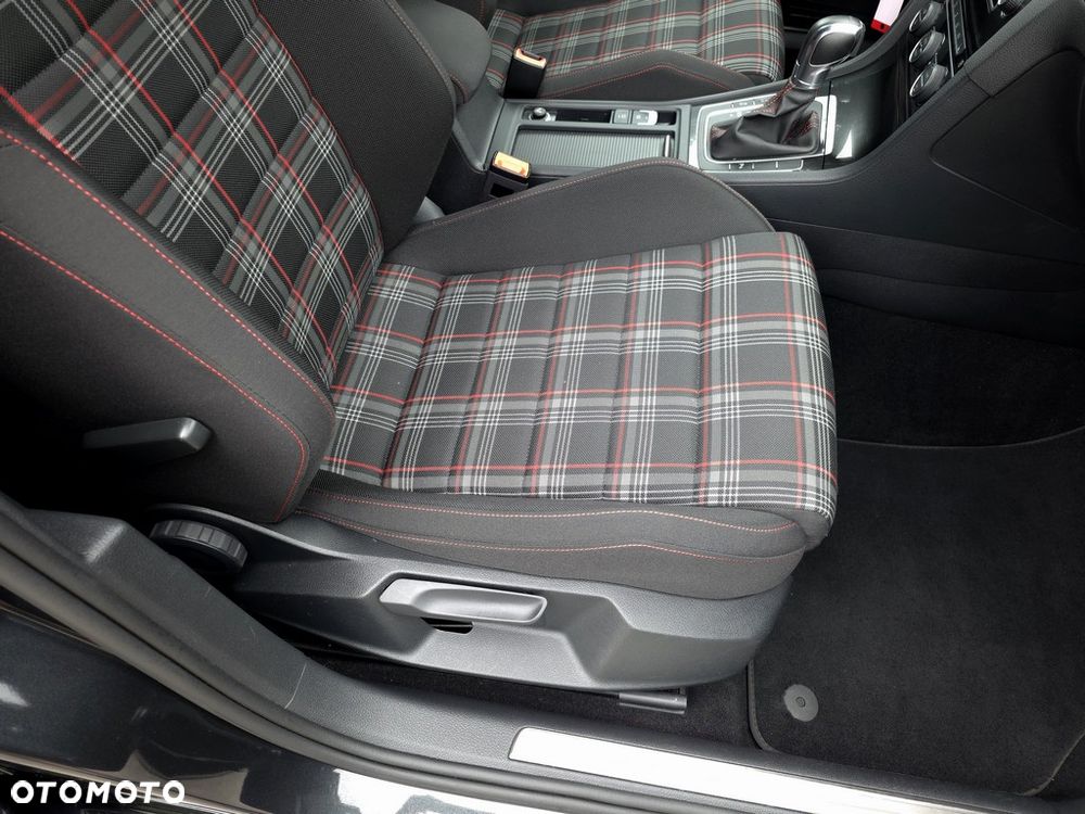Volkswagen Golf - 15