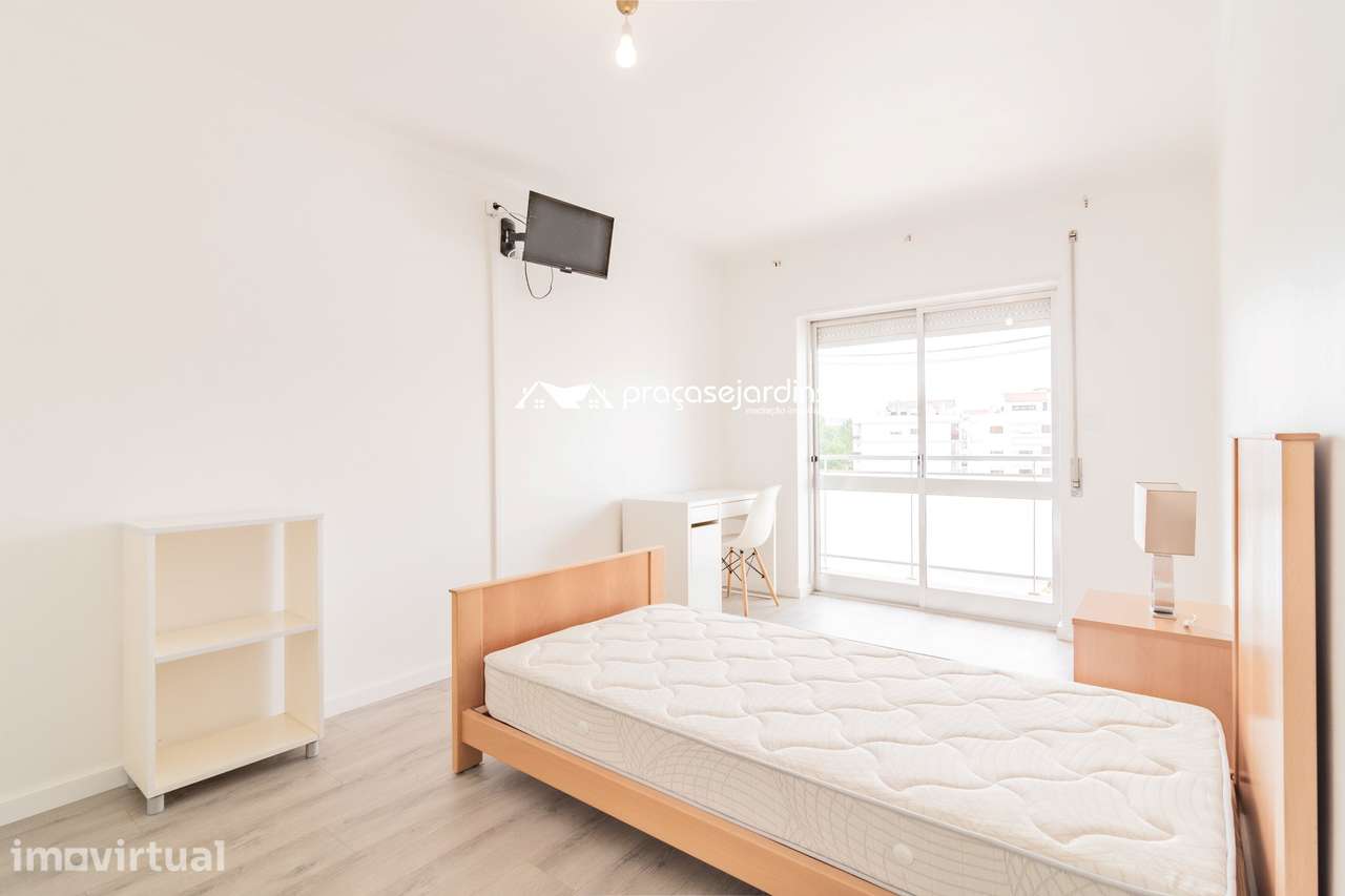 Arrendamento Quarto com Varanda e TV - Grande imagem: 2/14