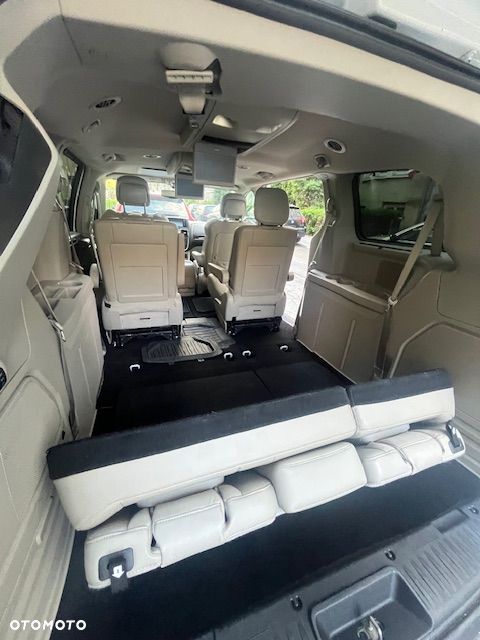 Chrysler Town & Country 3.6 Limited - 18