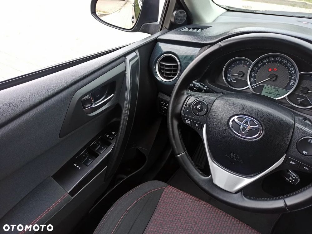 Toyota Auris 2.0 D-4D Touring Sports Executive - 14