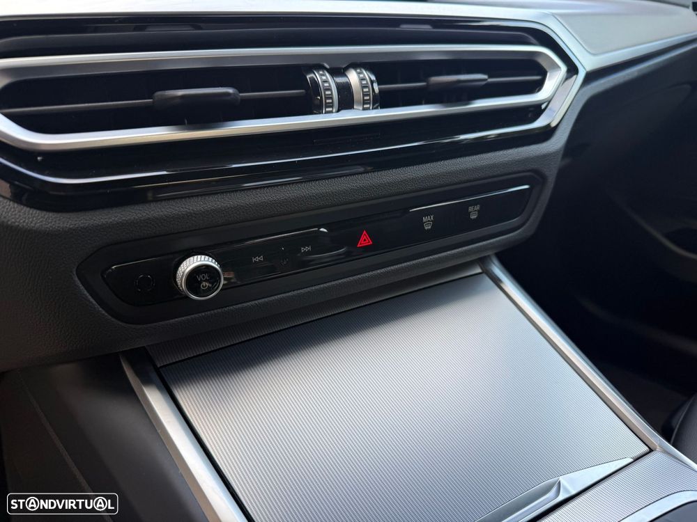 BMW 330 e Pack Desportivo M Pro Auto - 42