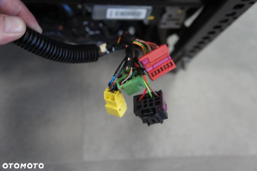 NR 63 Fotele przednie i tylne, podgrzewanie, poduszki, tunel Audi A6 4G0 - 9