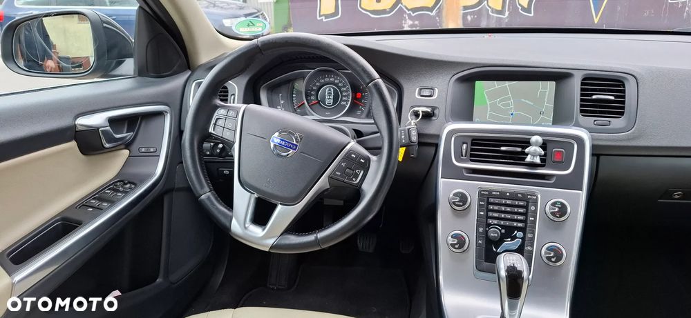 Volvo V60 D2 Summum - 11